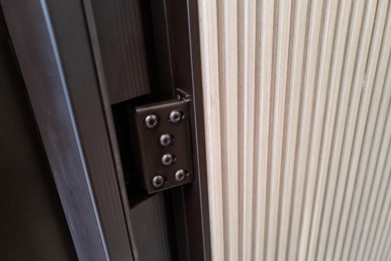 The hinge of the linking door